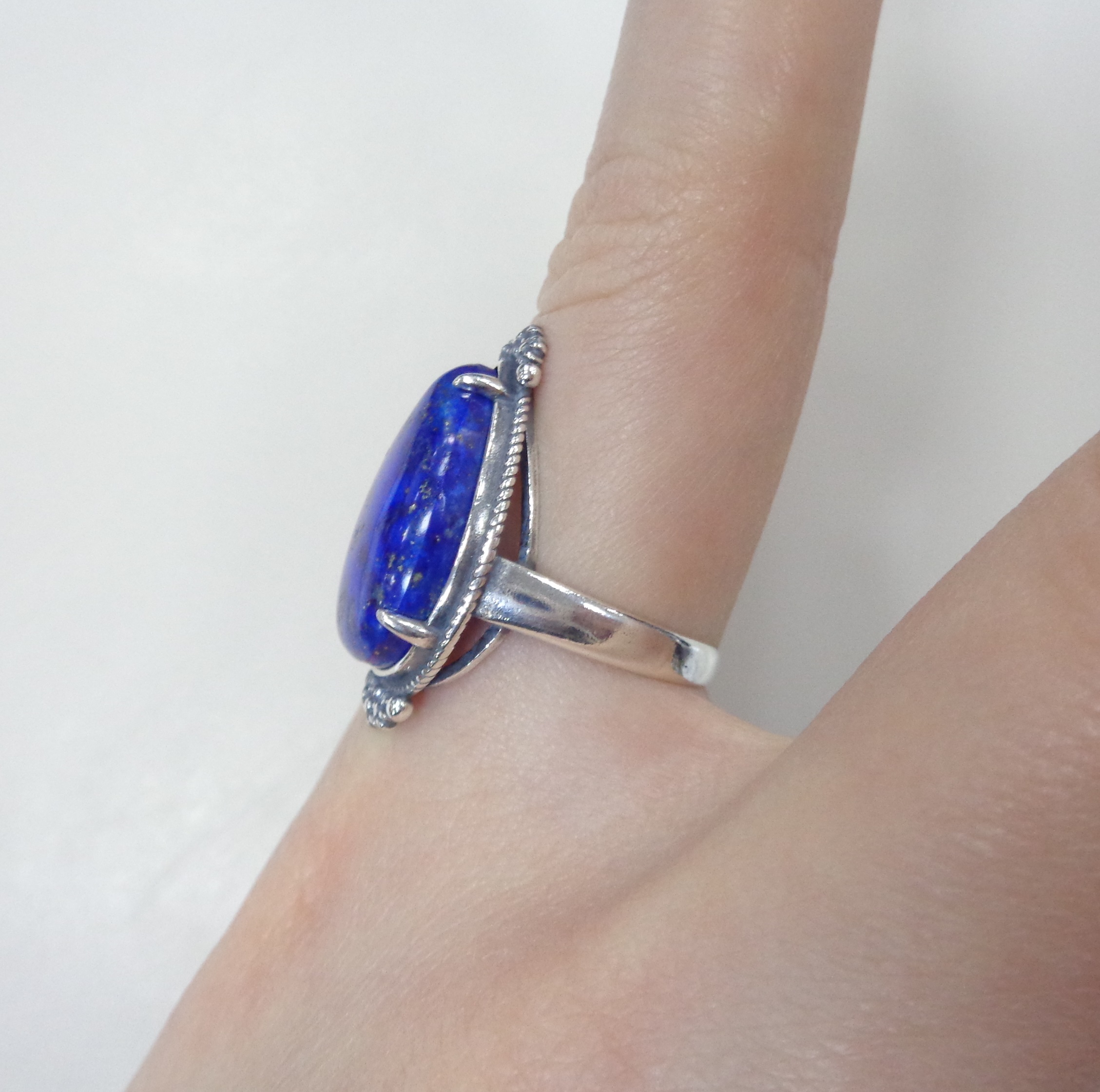 Серебряное кольцо с лазуритом